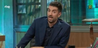 Broncano lanza un pequeño dardo a Pablo Motos desde el escenario de 'La Revuelta'.