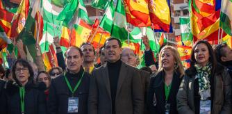 Moreno Bonilla en la concentración 'Yo defiendo Andalucía' en la Plaza de Cuba de Sevilla