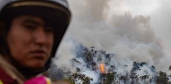Luchando contra las llamas en la zona de Amazonas (Perú).