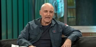 Maldini confía cuánto dinero tiene en el banco.