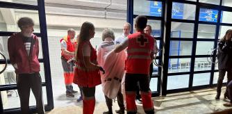 Unos vecinos acceden al pabellón de Torrent.