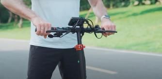 El manillar tiene un buen agarre y es regulable en altura