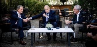 Todo está dispuesto en el jardín, donde la temperatura
aún es agradable. Es lunes 28 de octubre de 2024. Faltan todavía algunas semanas para la fecha del aniversario.

Hace ahora cincuenta años, un año antes de la muerte del dictador Francisco Franco, el 17 de noviembre de 1974, en Montserrat, y emboscados entre los aficionados del Barça que celebraban un acto aquel mismo día en la abadía, un grupo de activistas catalanistas dio el primer paso para fundar Convergència Democràtica de Catalunya (CDC).