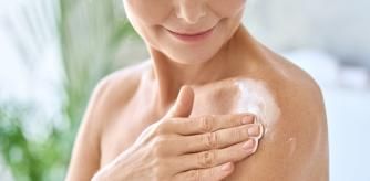 Mantener la piel hidratada en invierno te evitará la descamación y sequedad, además de conseguir una piel suave y rejuvenecida durante más tiempo.