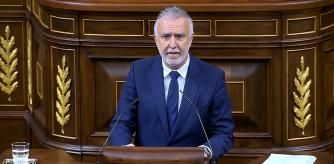 En ausencia de Pedro Sánchez, y en espera de la comparecencia de la semana que viene de la vicepresidenta Teresa Ribera, el ministro de Política Territorial, Ángel Víctor Torres, ha sido el encargado de defender la gestión del Gobierno ante la crisis de la DANA este miércoles en el pleno del Congreso de los Diputados. En línea con el mandato de Sánchez, Torres ha evitado las críticas al presidente de la Generalitat valenciana, Carlos Mazón. “No van a encontrar en esta intervención ningún señalamiento”, ha advertido. Y ha apelado a “la lealtad y unidad de acción”, política e institucional: “Todos a una”. “Esta tragedia no se puede convertir en un instrumento partidario”, ha advertido. Sin éxito, ya que a lo largo de toda la sesión parlamentaria tanto la derecha como la izquierda están emitiendo serios reproches al Gobierno central, en algunos casos haciéndole corresponsable, junto a la Generalitat valenciana, de la “nefasta gestión” de esta catástrofe.