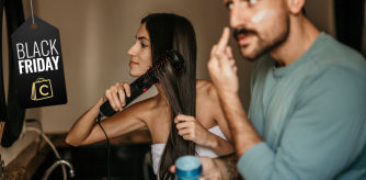 Un hombre y una mujer realizando su rutina de belleza