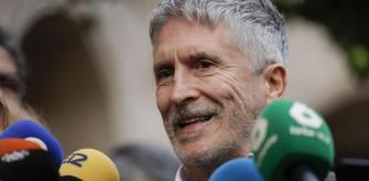 “No hubo ningún apagón informativo”, ha dicho el ministro del Interior Fernando Grande-Marlaska esta mañana en respuesta a las acusaciones lanzadas en el debate celebrado ayer en las Corts por el president de la Generalitat, Carlos Mazón, a la Confederación Hidrográfica del Júcar (CHJ).

Marlaska, tras la reunión mantenida por el Centro de Coordinación (Cecopi) ha respaldado la actuación de la CHJ y la Agencia Estatal de Meteorología (Aemet), que a su juicio informaron puntualmente de la situación durante la jornada del 20 de octubre: “Cualquier comentario que se diga al respecto adolece de la veracidad necesaria”, ha sido la forma literal escogida por el ministro para acusar a Mazón de no decir la verdad en su discurso. Hasta cuatro ministros han efectuado declaraciones esta mañana en respuesta a Carlos Mazón.