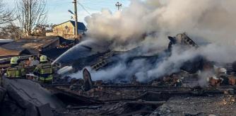 Rusia ha lanzado esta madrugada el mayor ataque combinado y simultáneo de misiles y mucho tiempo, uno de los cinco más graves de toda la guerra según una primera estimación del observatorio War Monitor. Toda la panoplia completa de misiles rusos, incluidos algunos hipersónicos Jinzal, intervino en el ataque, que cubrió con 120 proyectiles y 90 drones prácticamente todas las regiones del país.  Ello es debido a que el objetivo era –tal como se venía anunciando, y temiendo- la infraestructura energética de Ucrania.

El ataque duró más de dos horas, pero durante otras diez la avenida de drones del tipo Shahed, de fabricación iraní, fue incesante. Las oleadas de drones sirven a los rusos para saturar la defensa aérea y permitir que los misiles alcancen sus objetivos. Las fuerzas aéreas ucranianas consiguieron abatir 140 artefactos sin precisar cuántos alcanzaron sus blancos, pero las restricciones de energía en buena parte del país ya son un hecho, incluida la capital, Kyiv, y su región. El ministro de Energía, German Galushenko, comunicó a través de Facebook que “se han introducido urgentemente cortes de energía de emergencia.