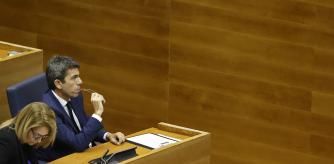 La vicepresidenta y consellera de Servicios Sociales, Igualdad y Vivienda, Susana Camarero, y el presidente de la Generalitat, Carlos Mazón, durante una sesión plenaria, en Les Corts Valencianes, a 15 de noviembre de 2024, en Valencia, Comunidad Valenciana (España). Este es el primer pleno de Les Corts tras la DANA, que el pasado 29 de octubre arrasó Valencia, y ha comenzado con un minuto de silencio por las más de 200 víctimas mortales en la provincia. El presidente de la Generalitat, Carlos Mazón, ha dado explicaciones de su gestión durante el temporal y de cómo va a 