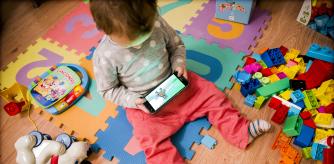 foto XAVIER CERVERA 08/11/2017 la mitad de los bebes con movil; el uso de dispositivos desde edades muy tempranas relega el juego tradicional ,casi testimonial a partir de los ocho anos; el impacto de la tecnologia en la infancia (bebe nina de un ano y medio con un mobil samsung en el comedor de su casa)