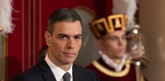 El presidente del Gobierno, Pedro Sánchez, durante el acto de homenaje a la Constitución, en el Congreso de los Diputados, a 6 de diciembre de 2023, en Madrid (España). Las Cortes Generales celebran el 45 aniversario de la Carta Magna en un acto institucional presidido por los presidentes del Congreso y del Senado y en el que participa el nuevo Ejecutivo de coalición y las altas autoridades del Estado. El acto tiene lugar en medio de las negociaciones por la tramitación de la ley de amnistía. Vox y los socios independentistas y nacionalistas del Gobierno repiten su ausencia en el acto institucional. 
El encuentro ha comenzado con la interpretación del tema ‘Aquellas pequeñas cosas’ de Joan Manuel Serrat y se cierra con ‘Al Alba’, uno de los éxitos de Luis Eduardo Aute, ambos interpretados por la cantante María Berasarte. Entre las canciones se leen una serie de artículos de la Constitución por parte de personas ajenas a la vida parlamentaria.