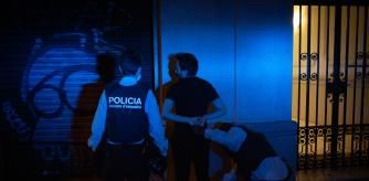 Varios mossos d'Esquadra denuncian y detienen a un hombre durante un control en la calle Villarroel después de que empezara a correr tras ver al coche patrulla, se saltara el toque de queda y no llevase ningún documento identificativo, en Barcelona, Catalunya, (España), a 6 de noviembre de 2020. Según indican los Mossos, el cumplimiento de la restricción de movilidad en Barcelona, -medida que transcurre desde las 22.00 horas a las 6.00 del día siguiente y que estará en vigor hasta el próximo 23 de noviembre-, es mayor en la actualidad que en los primeros 15 días de su aplicación.