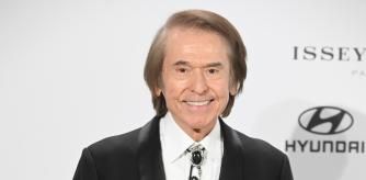 Raphael durante la gala de entrega de premios Hombre del año 2024 que celebra la revista Esquire en la Real Fábrica de Tapices, a 11 de diciembre de 2024, en Madrid (España).