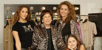 Lola Casademunt (90), en el centro, con su hija Maite (50), a la derecha, y sus nietas Julia (22) y Natalia (10)