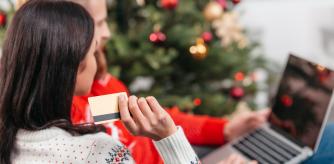 Una pareja haciendo compras para Navidad