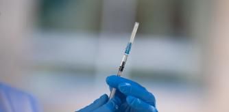 Una sanitaria prepara la vacuna durante el inicio de la campaña de vacunación, a 26 de septiembre de 2023, en L'Hospitalet de Llobregat, Barcelona, Catalunya (España). La campaña de vacunación de gripe y covid ha comenzado hoy en Catalunya con la inoculación a los usuarios de las residencias de ancianos. A mediados de octubre se ampliará la vacunación a personas mayores de 60 años o con patologías previas, además del personal sanitario y de residencias.