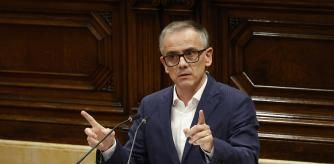 El president del grupo parlamentario de ERC, Josep María Jové, interviene durante el debate del pleno de investidura, en el Parlament de Cataluña, a 8 de agosto de 2024, en Barcelona, Catalunya (España). Hoy se celebra el pleno de investidura del nuevo presidente de la Generalitat, Salvador Illa, tras obtener en las elecciones catalanas 42 escaños, mientras que los republicanos lograron 20 y 6 los comuns, que suman los 68 diputados que el líder socialista necesita para ser investido. Carles Puigdmont ha huído, después de dar un discurso a primera hora de hoy por la mañana en un acto de bienvenida organizado por entidades independentistas en el paseo Lluís Companys. Aunque finalmente no ha asistido, Puigdemont tenía previsto estar en el pleno tras siete años exiliado en Bélgica por las consecuencias judiciales del 'procés'.