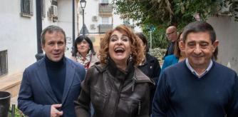 La vicepresidenta primera del Gobierno, María Jesús Montero, junto al líder del PSOE de Jaén, Francisco Reyes (d) y el actual alcalde de Jaén, Julio Millán