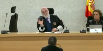 El que fuera director de Comunicación de la Real Federación Española de Fútbol (RFEF) Pablo García Cuervo ha asegurado este martes en el juicio a Luis Rubiales que la jugadora Jennifer Hermoso es “muy influenciable y manipulable” al tiempo que ha criticado que pidiese “su cabeza y la de otros compañeros” tras el beso que le propinó el expresidente del ente.

Así se ha expresado en su declaración como testigo en el juicio que se celebra en la Audiencia Nacional y por el que Rubiales se enfrenta a 2 años y 6 meses de cárcel por los delitos de agresión sexual y coacciones.

En un momento de su declaración, García Cuervo ha acusado a la abogada de la acusación particular de no haberse preparado bien el juicio, lo que ha provocado el reproche del juez, José Manuel Fernández-Prieto. “Mi paciencia está llegando a un límite. Basta ya de estas contestaciones, ¿eh? Quiero saber las cosas con claridad, no con chulería”, ha espetado el magistrado.