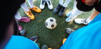 Hazte en Amazon con las mejores botas de fútbol para niños de todas las edades (iStock)