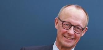 -FOTODELDIA- BERLÍN (ALEMANIA), 24/02/2025.- El presidente de la Unión Demócrata Cristiana (CDU) de Alemania, Friedrich Merz, recibe flores antes de una reunión de la cúpula del partido de la Unión Demócrata Cristiana (CDU) en la sede del partido, la Konrad-Adenauer-Haus, en Berlín, Alemania, 24 de febrero de 2025. Alemania celebró sus elecciones federales el 23 de febrero. EFE/HANNIBAL HANSCHKE