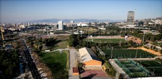 foto XAVIER CERVERA 17/02/2025 terrenos deportivos de la UB en zona universitaria, barcelona, y areas verdes de l hospitalet de llobregat, donde se ubicara el futuro -y ampliacion- hospital clinic. Fotos de las instalaciones deportivas de la Universitat de Barcelona en la parte alta de la Diagonal, donde se construirá el nuevo hospital Clínic. Vistas desde el hotel Torre Melina, donde se vean estas instalaciones y los alrededores, con el rascacielos en construcción de Esplugues al fondo.