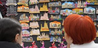 GRAFCAT4525. BARCELONA, 27/02/2025.- Varios turistas en las inmediaciones de la basílica de la Sagrada Familia de Barcelona este jueves después de que Comuns haya anunciado un pacto con el Govern de Salvador Illa para duplicar la tasa turística en Cataluña y que una parte de los recursos que se generen sean destinados a políticas de vivienda. EFE/Alejandro García