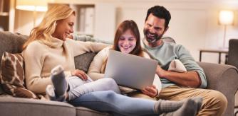 Una familia sonríe mientras encuentra las mejores ofertas en Amazon