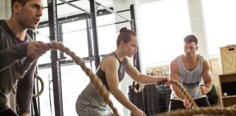 Un grupo de amigos hace ejercicios de CrossFit en un gimnasio