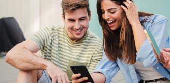 Una pareja feliz disfruta de las mejores ofertas en AliExpress