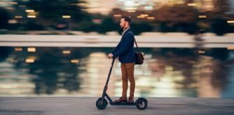 Un hombre viaja en patinete eléctrico a su puesto de trabajo