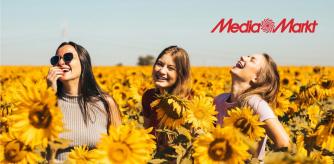 Unas chicas sonríen en un campo lleno de flores
