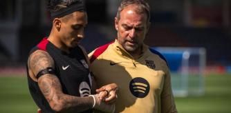 Hansi Flick con Raphinha, uno de los jugadores que lleva el anillo