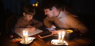 Padre e hijo en medio de un apagón de electricidad
