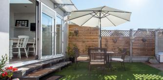 Protege tu terraza del sol con sombrillas y otras soluciones