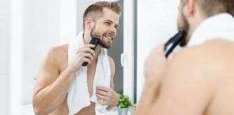 Un hombre se recorta la barba con una maquinilla de Gillette