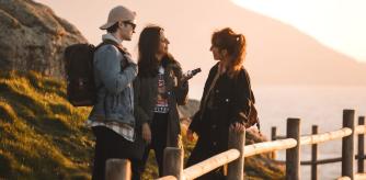 Dos viajeros se comunican con una persona que habla un idioma diferente gracias a los Traductores VA de Vasco