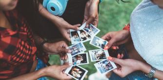 Consigue una cámara Polaroid para obtener fotografías instantáneas de tus viajes