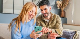 Una pareja echa un vistazo a las mejores ofertas del día en Amazon