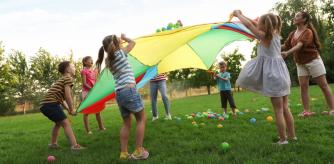 Niños jugando en el exterior