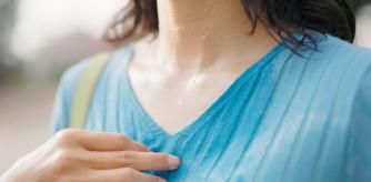 Una mujer con mucha sudoración