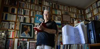 FOTO ALEX GARCIA EL ESCRITOR MARIUS SERRA UTILIZA CUADERNOS PARA ESCRIBIR A MANO 2025/05/22