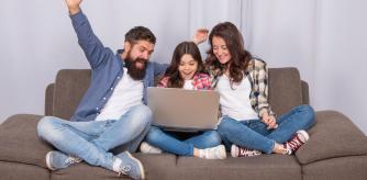 Una familia consulta las mejores ofertas del día en Amazon