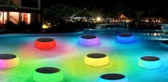 Disfruta de una piscina limpia e iluminada con estos dispensadores de cloro con luz