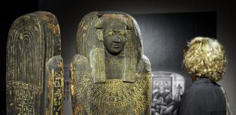 GRAFCAT8783. GIRONA, 29/05/2025.- La momia de un gato para rendirle culto al dios Bastet y un sarcófago cuyo propietario respondía al nombre de Unneker son dos de las piezas destacadas de la exposición que el Museo Egipcio de Barcelona acaba de inaugurar en la Casa de Cultura de Girona, que incluye también algunos objetos inéditos. EFE/David Borrat