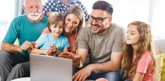 Una familia entera echa un vistazo a las grandes ofertas del día en Amazon