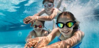 Las mejores gafas de natación para toda la familia que se adaptan al rostro y son super cómodas