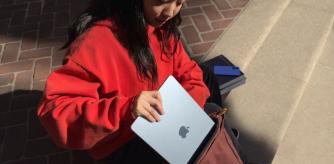 Una chica con una MacBook Air 13.