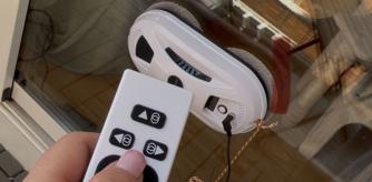 Un robot limpiacristales en acción