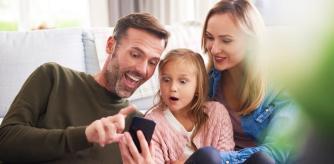 Una niña y sus padres alucinan con los grandes chollos del día en Amazon